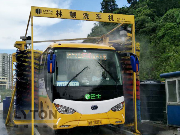 “让出行更美好”东部公交EBUS选择w66给利老牌大型通道式全自动大巴洗车机