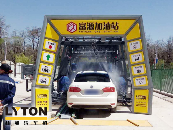 w66给利老牌电脑洗车机走进大西北——甘肃陇西富源加油站FX-11-11十一刷隧道式连续洗车机交付
