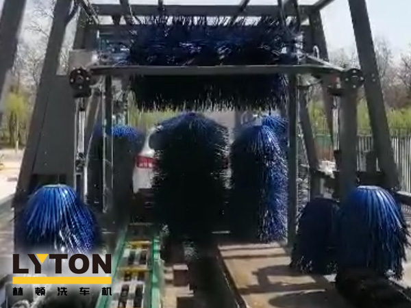 w66给利老牌电脑洗车机走进大西北——甘肃陇西富源加油站FX-11-11十一刷隧道式连续洗车机交付