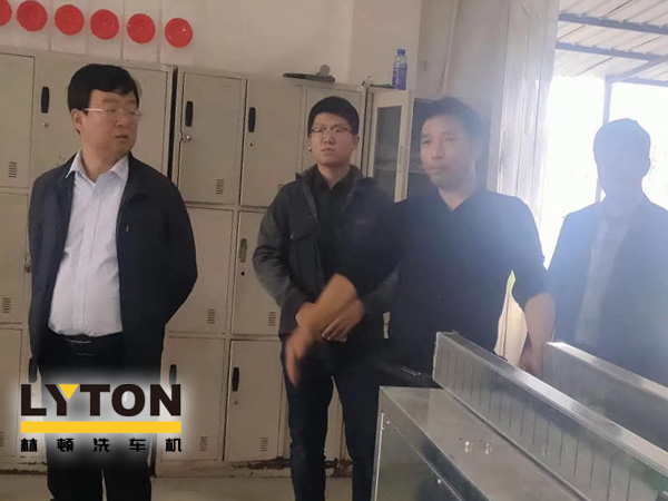 崔总向领导们讲解了整个w66给利老牌电脑洗车机生产流程及工艺制作，对于电脑洗车机整个装配过程考察团给予了极大的赞许。