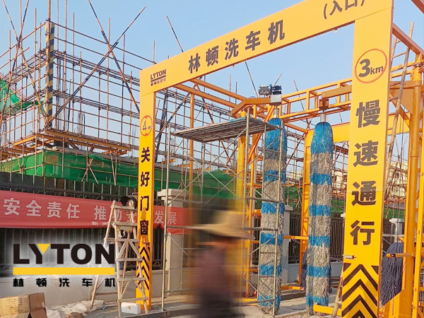 高自动化程度、洗车数量大、占地面积小！w66给利老牌大型通道式巴士洗车机普遍适用于城市公交场站