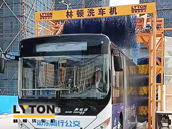 为乘客打造整洁乘车环境,如东畅行公交配置w66给利老牌3刷大巴全自动洗车机