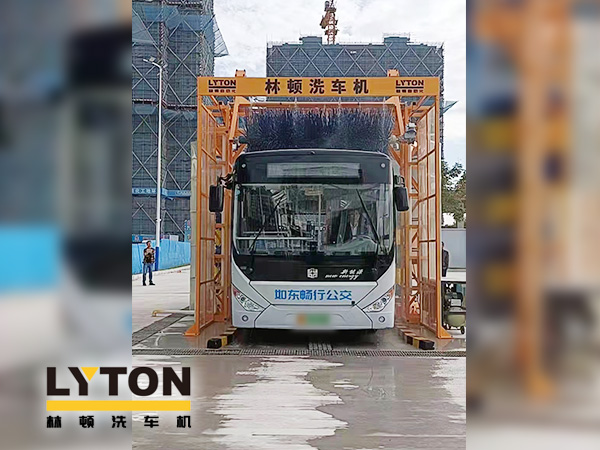 为乘客打造整洁乘车环境,如东畅行公交配置w66给利老牌3刷大巴全自动洗车机