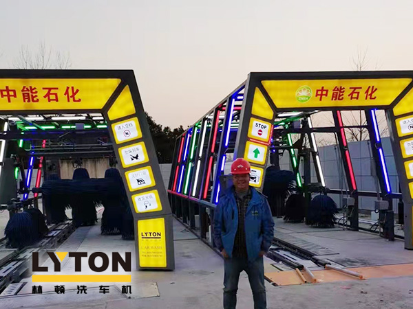 疫情时期，为减少人员接触，加油站“无接触”智能全自动洗车机服务受车主青咪