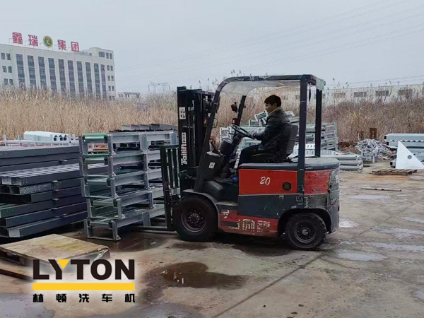 众多加油站及公司自动洗车设备的供应商!品质肯定!w66给利老牌全自动洗车机发货现场