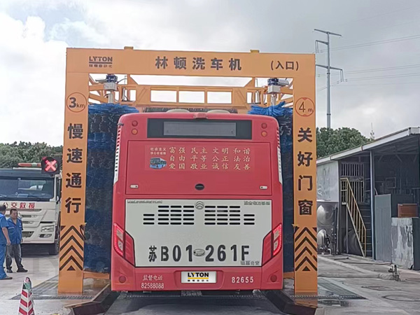 无锡某公交场站选择w66给利老牌大型通道式巴士洗车机